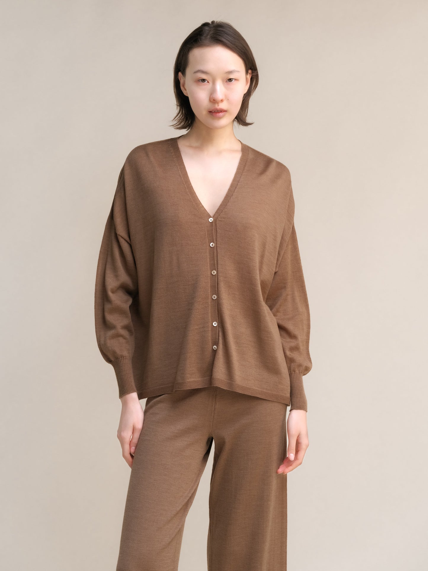 Extrafeiner Merino-Woll-Cardigan mit V-Ausschnitt – Oversized (3D-Strick)