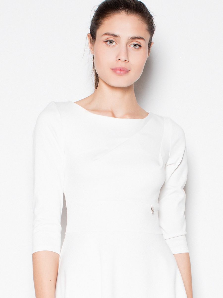 Ausgestelltes Kleid mit Ziernähten und abgesetzter Taille von Venaton