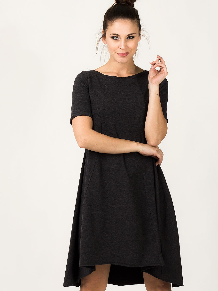 Sweatshirt-Kleid mit asymmetrischem Saum von Tessita