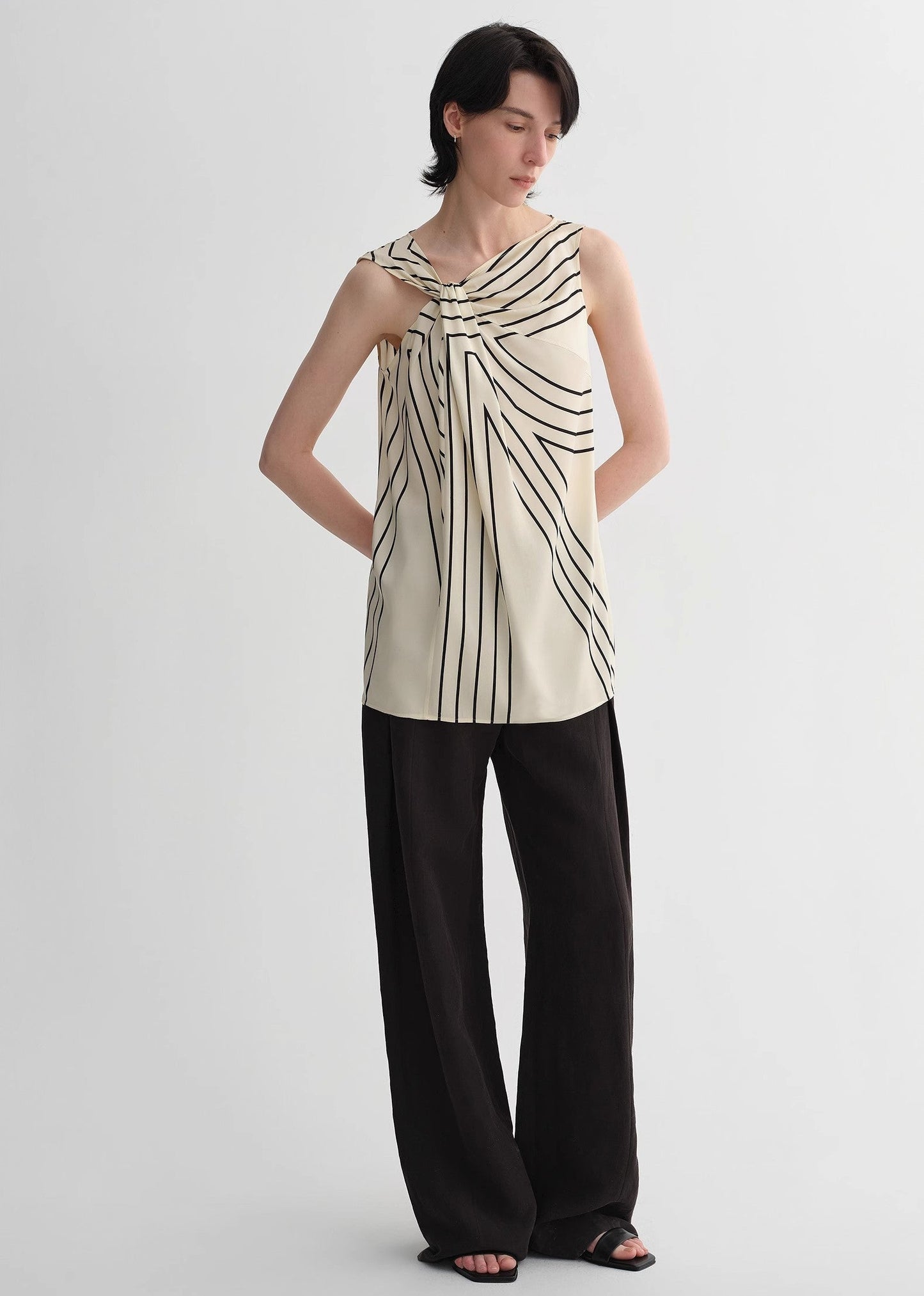 Elastisches Seiden-Top mit geometrischem Print – Ärmelloser Damen-Weste mit Twist-Kragen