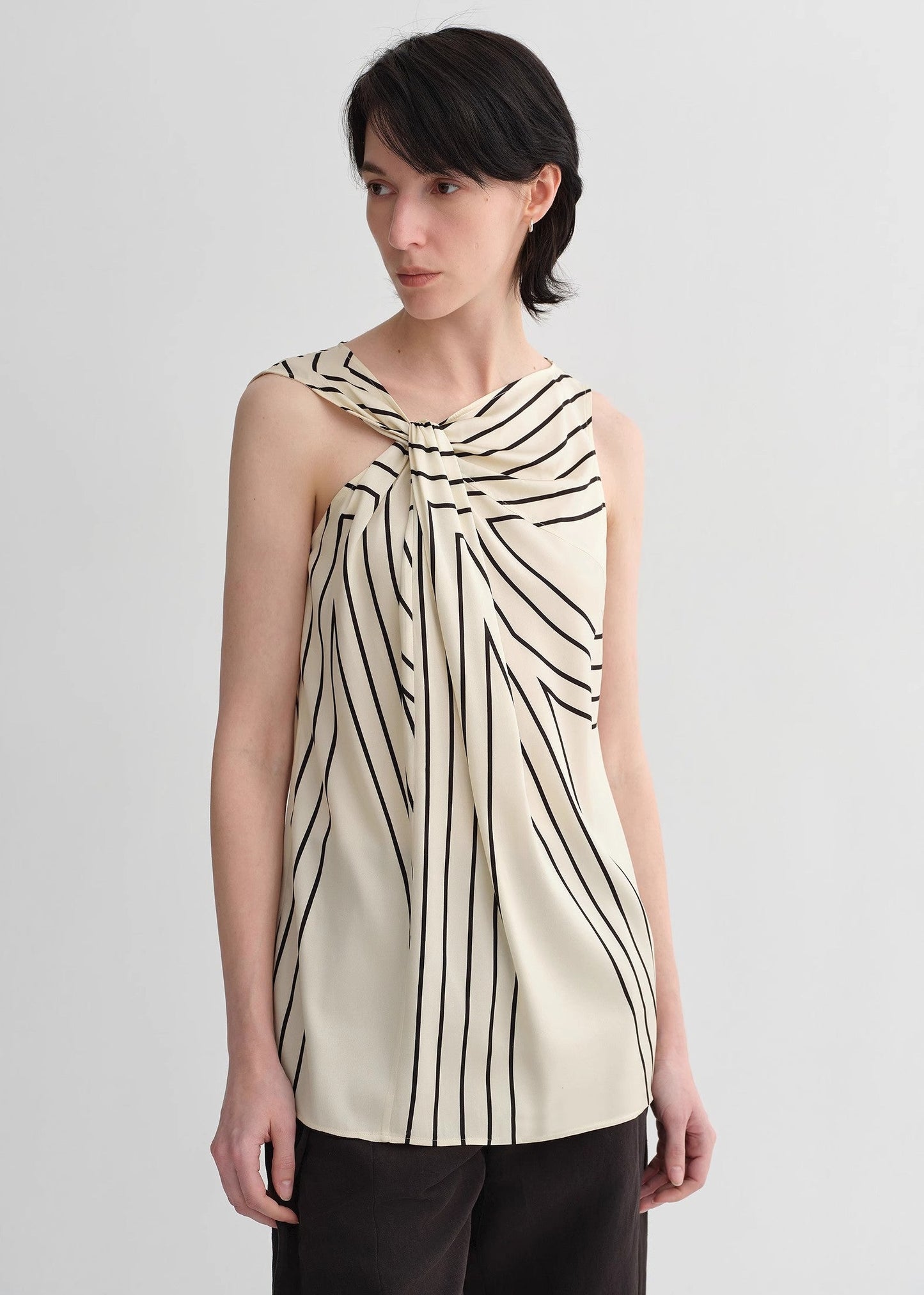 Elastisches Seiden-Top mit geometrischem Print – Ärmelloser Damen-Weste mit Twist-Kragen
