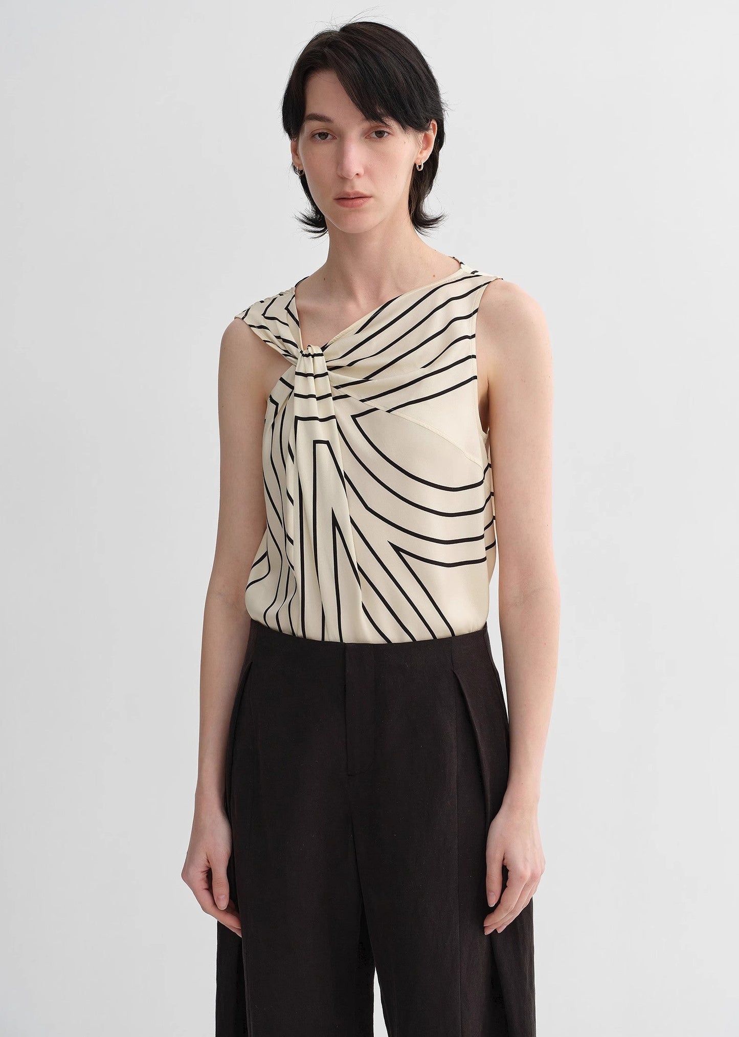 Elastisches Seiden-Top mit geometrischem Print – Ärmelloser Damen-Weste mit Twist-Kragen