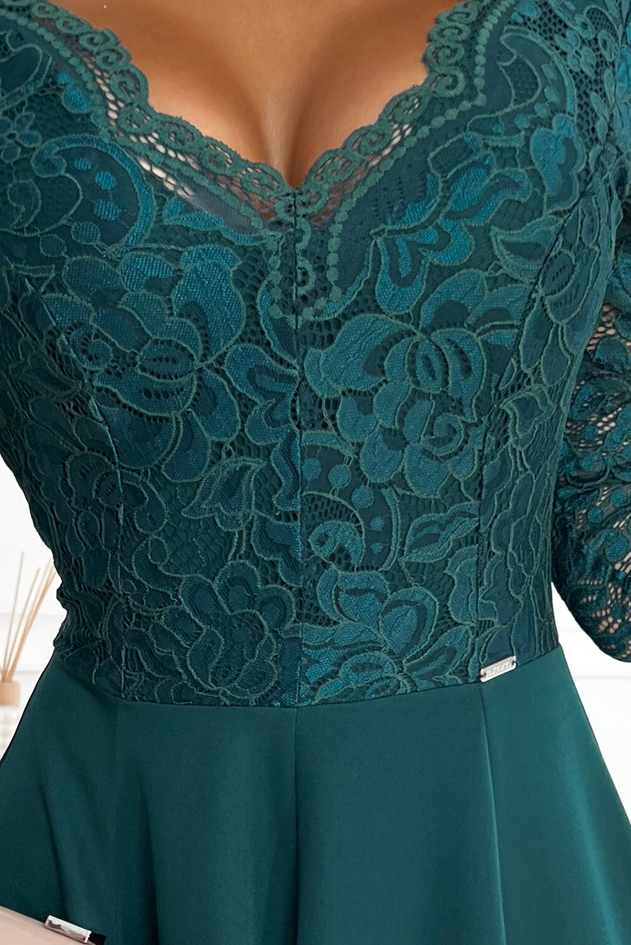 AMBER Elegantes Spitzen-Abendkleid mit Ausschnitt in Grün von Numoco