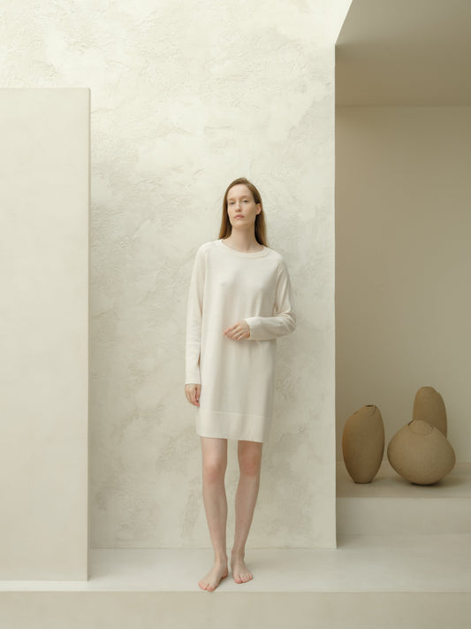 Extra Fine Merino Midi-Kleid mit Rundhalsausschnitt von Lèmme