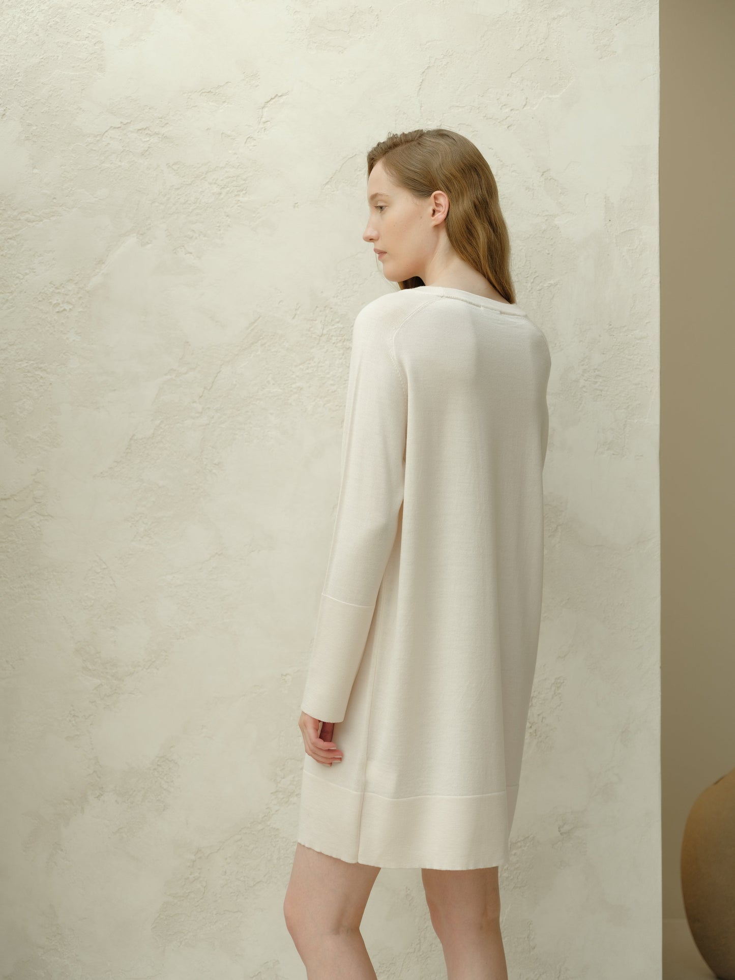 Extra Fine Merino Midi-Kleid mit Rundhalsausschnitt von Lèmme