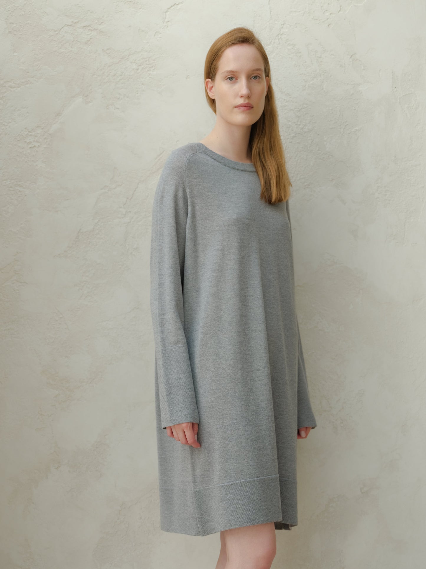 Extra Fine Merino Midi-Kleid mit Rundhalsausschnitt von Lèmme