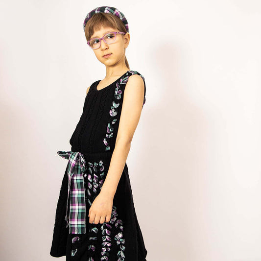 Schwarzes Zopfstrickkleid mit lila Tartan-Details