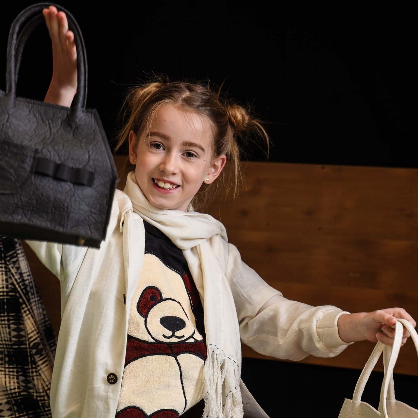 Kinder Schwarzes Langarm-Shirt mit Panda-Applikation