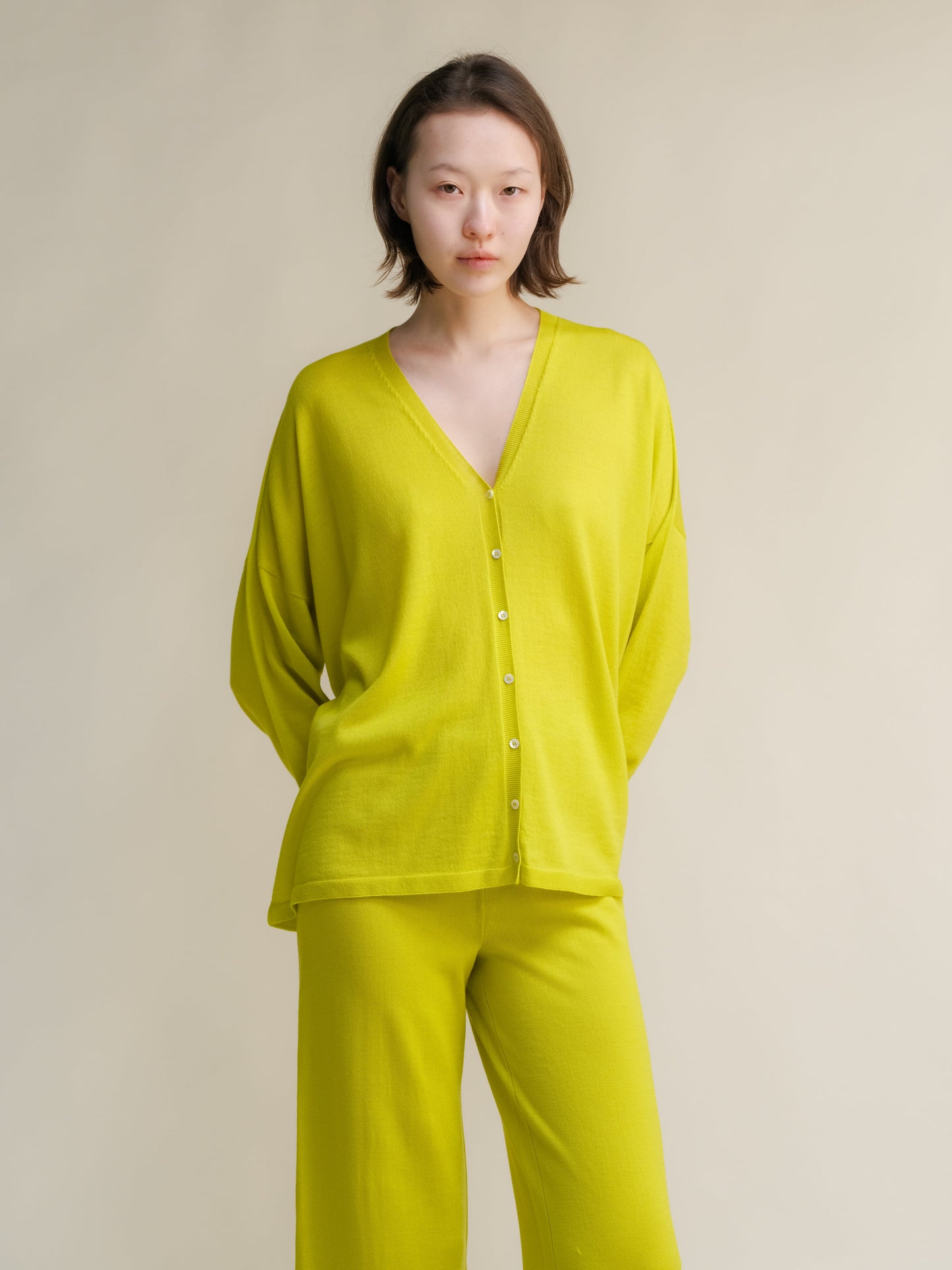 Extrafeiner Merino-Woll-Cardigan mit V-Ausschnitt – Oversized (3D-Strick)