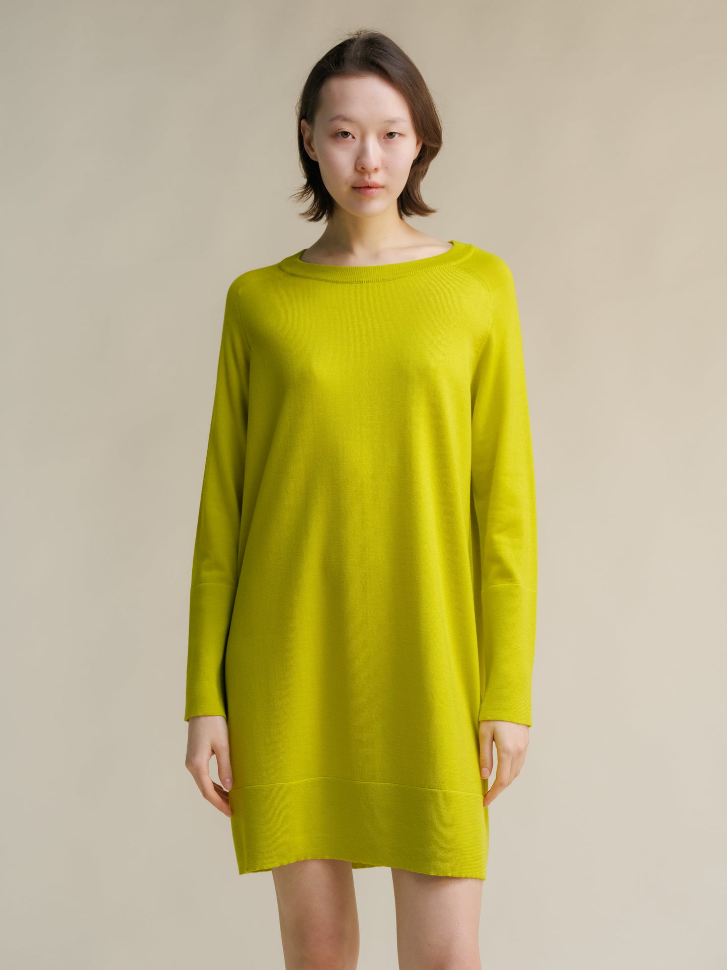 Extra Fine Merino Midi-Kleid mit Rundhalsausschnitt von Lèmme