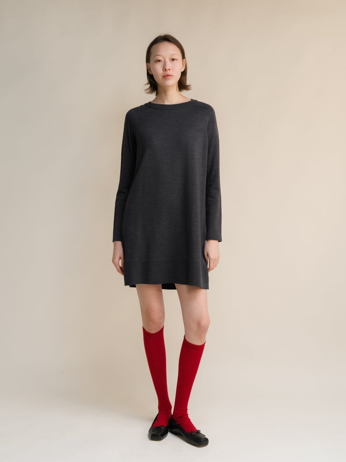 Extra Fine Merino Midi-Kleid mit Rundhalsausschnitt von Lèmme