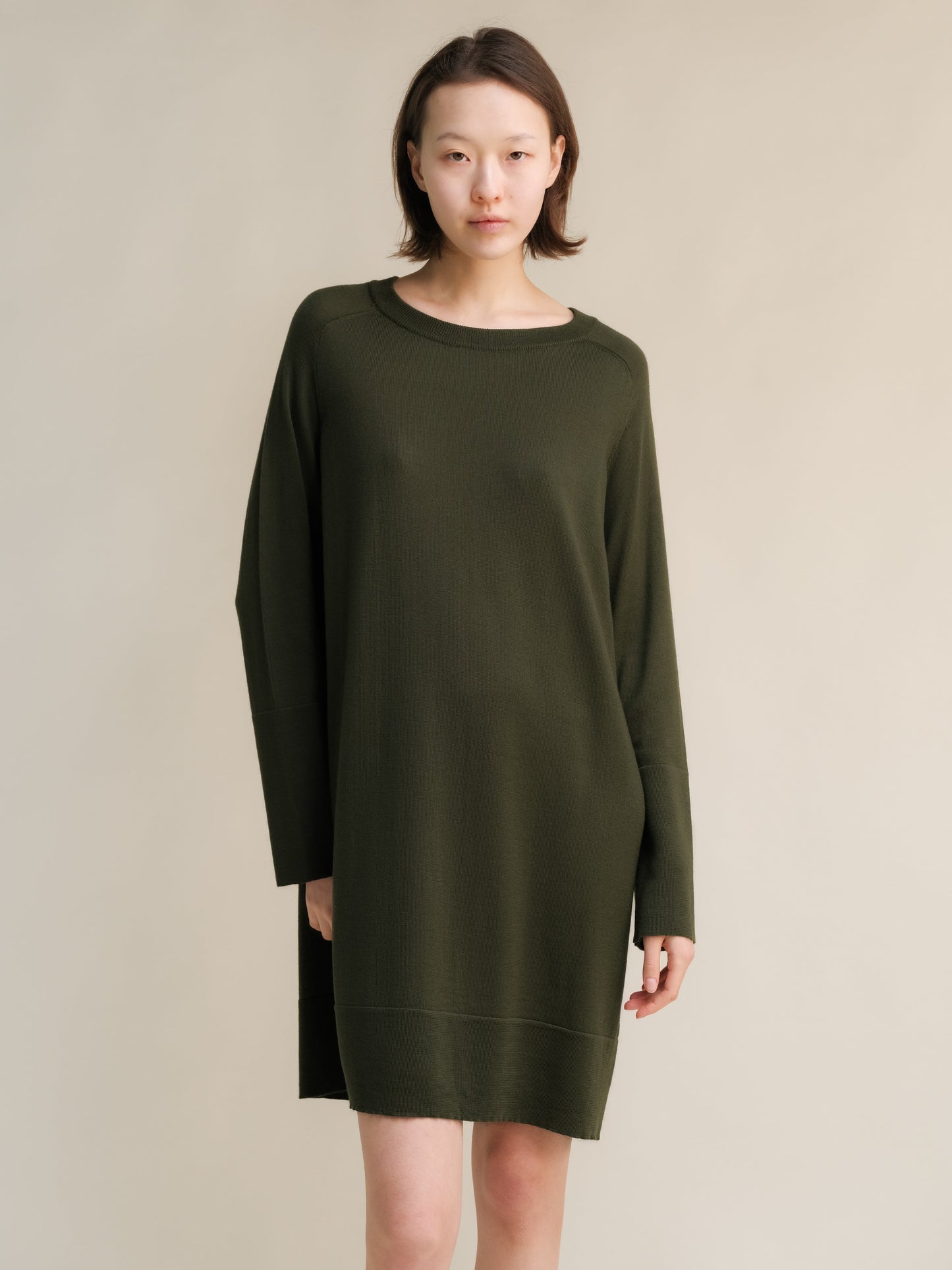 Extra Fine Merino Midi-Kleid mit Rundhalsausschnitt von Lèmme
