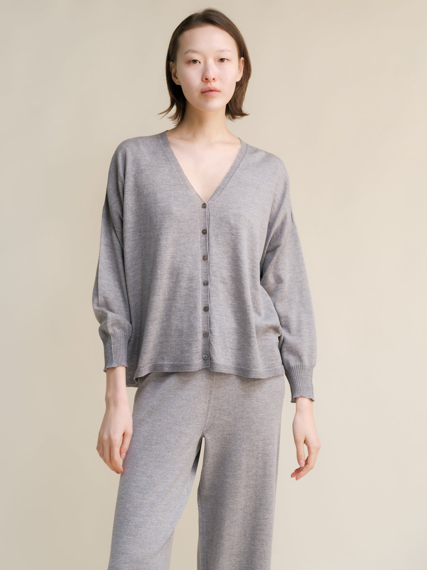 Extrafeiner Merino-Woll-Cardigan mit V-Ausschnitt – Oversized (3D-Strick)