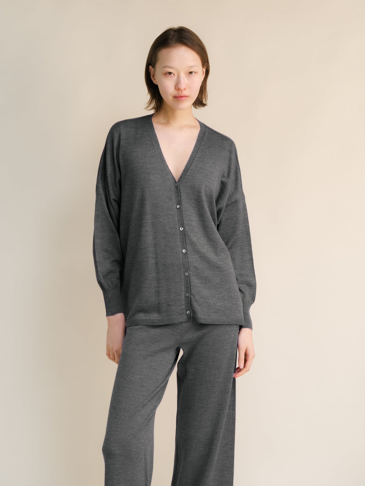 Extrafeiner Merino-Woll-Cardigan mit V-Ausschnitt – Oversized (3D-Strick)