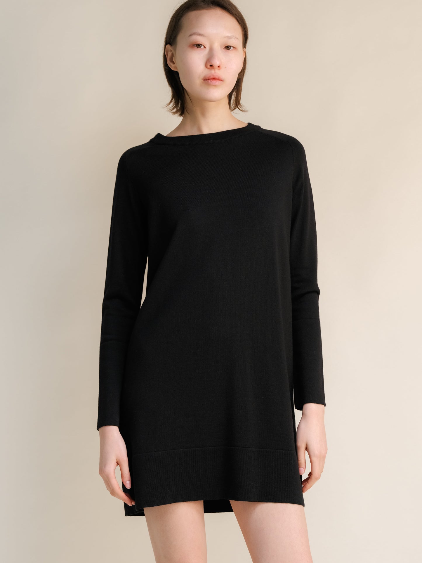 Extra Fine Merino Midi-Kleid mit Rundhalsausschnitt von Lèmme