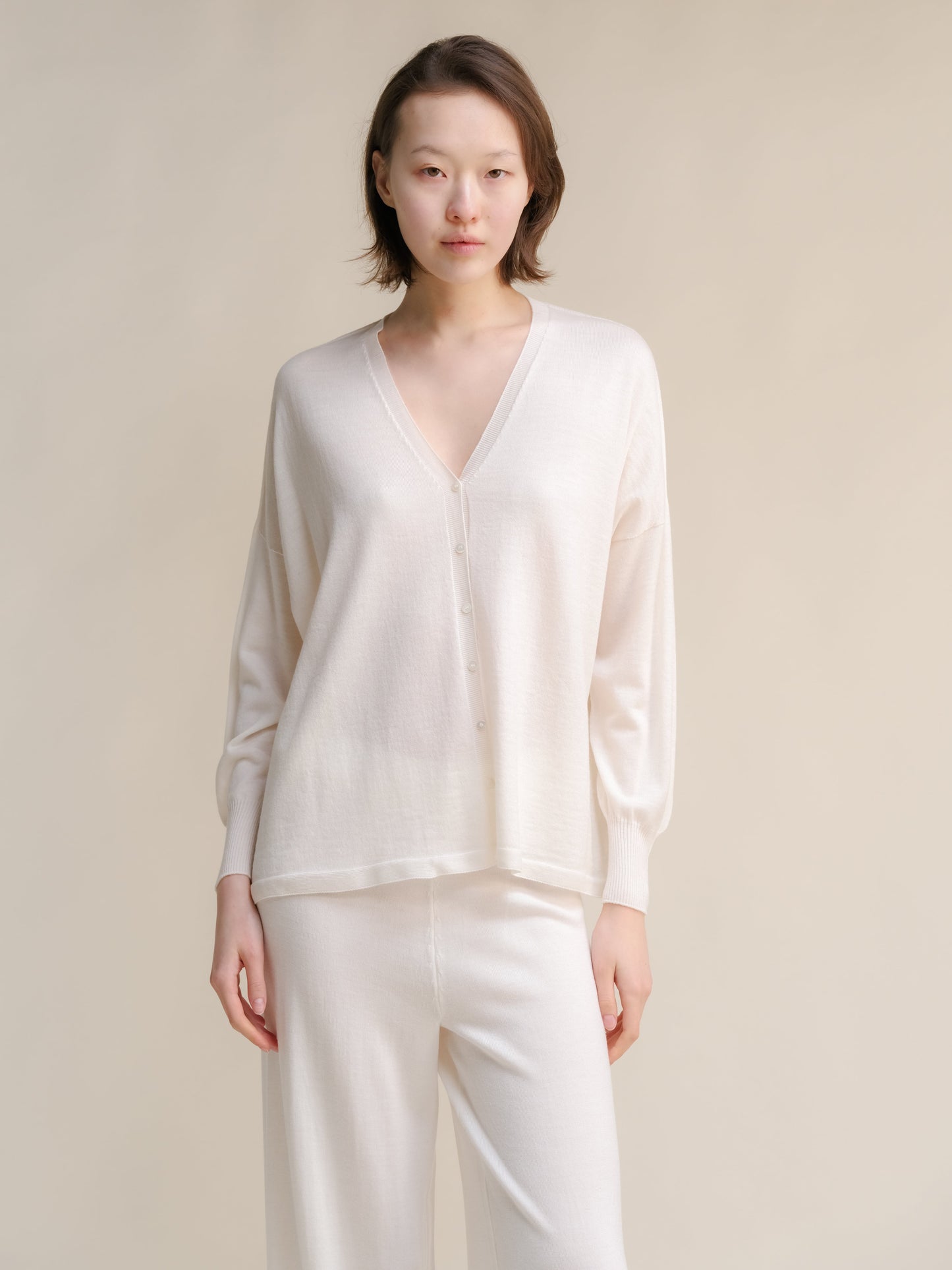 Extrafeiner Merino-Woll-Cardigan mit V-Ausschnitt – Oversized (3D-Strick)