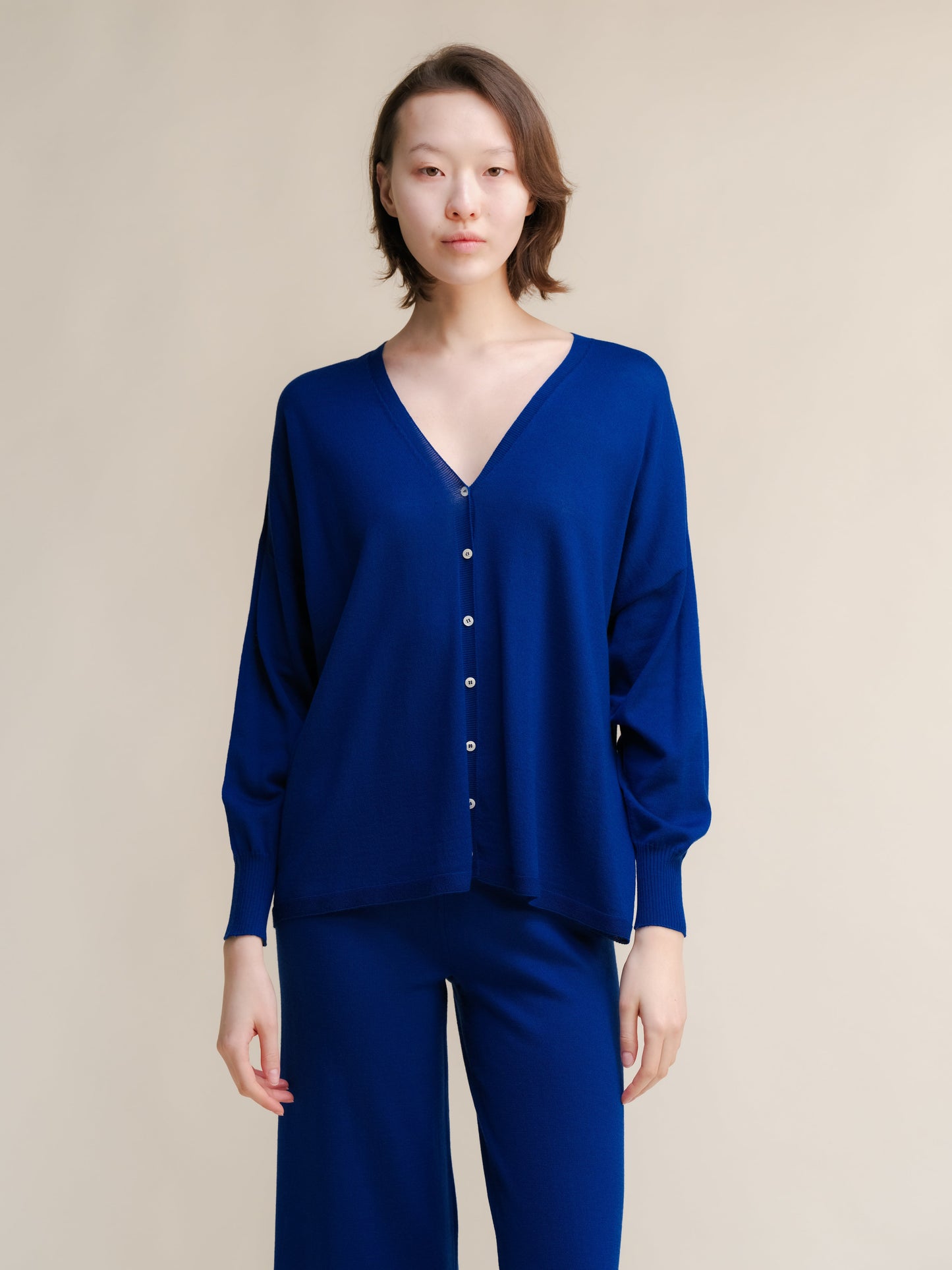 Extrafeiner Merino-Woll-Cardigan mit V-Ausschnitt – Oversized (3D-Strick)