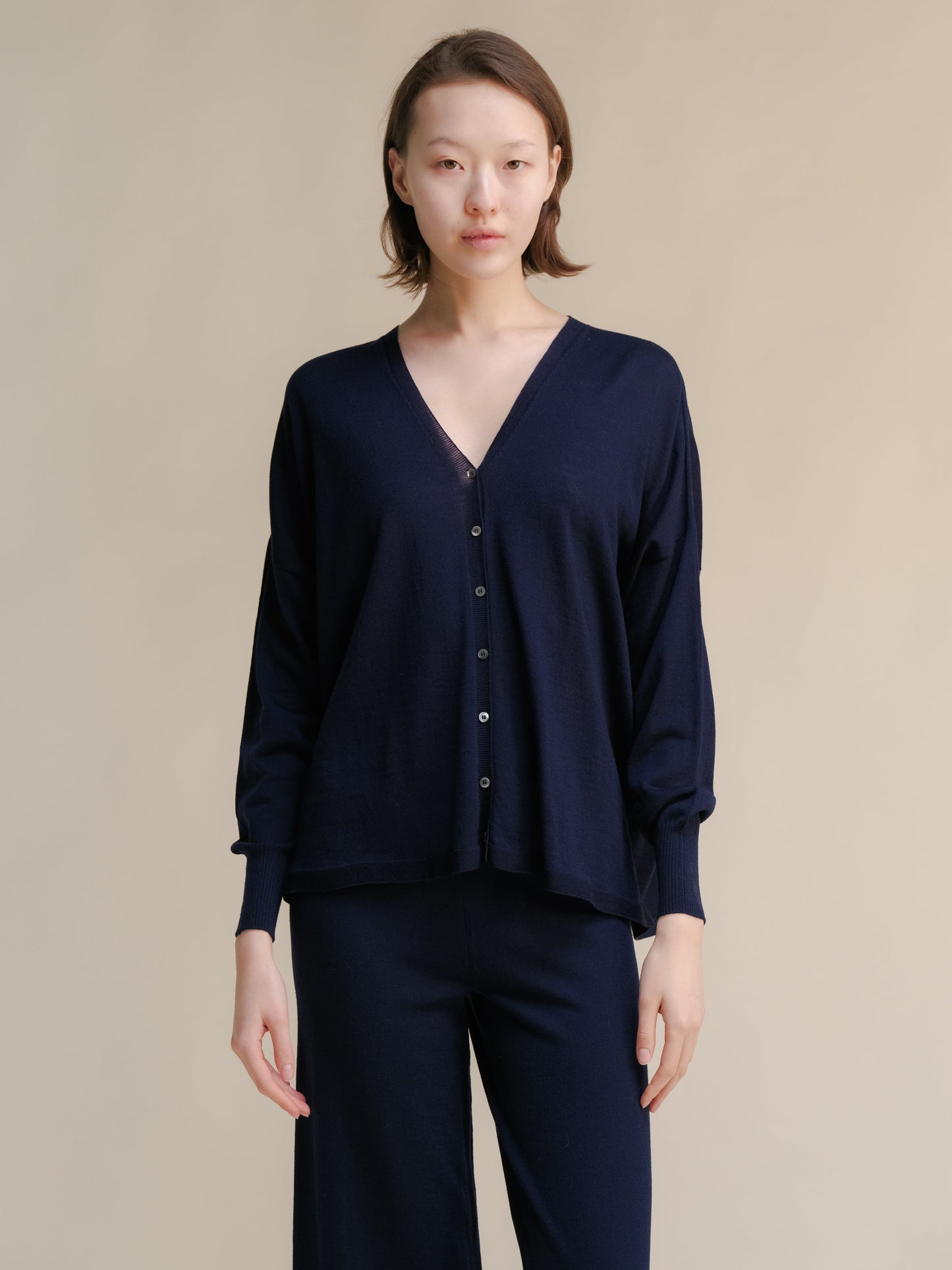 Extrafeiner Merino-Woll-Cardigan mit V-Ausschnitt – Oversized (3D-Strick)
