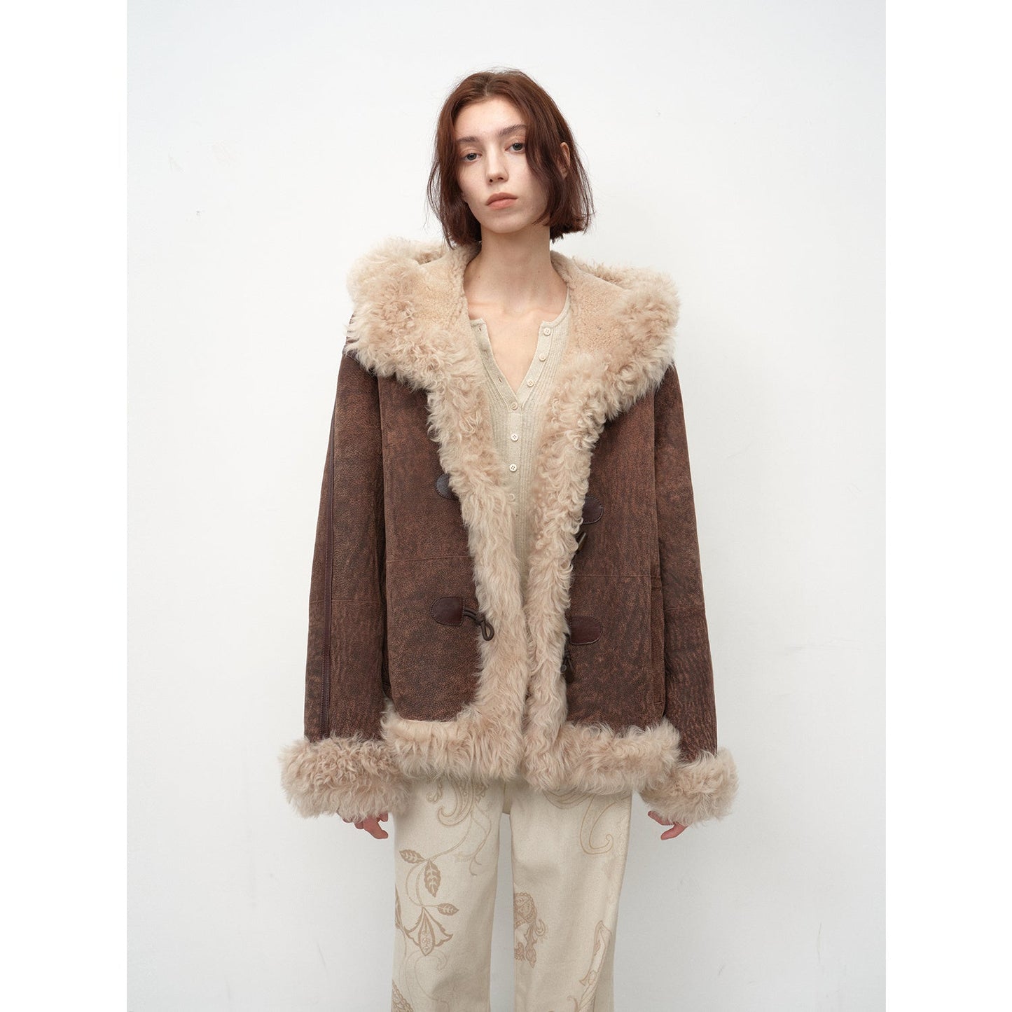"Modern Weekend" Dropped-Shoulder Kapuzen-Merino-Schafsfell-Wintermantel – Damen Pelzmantel