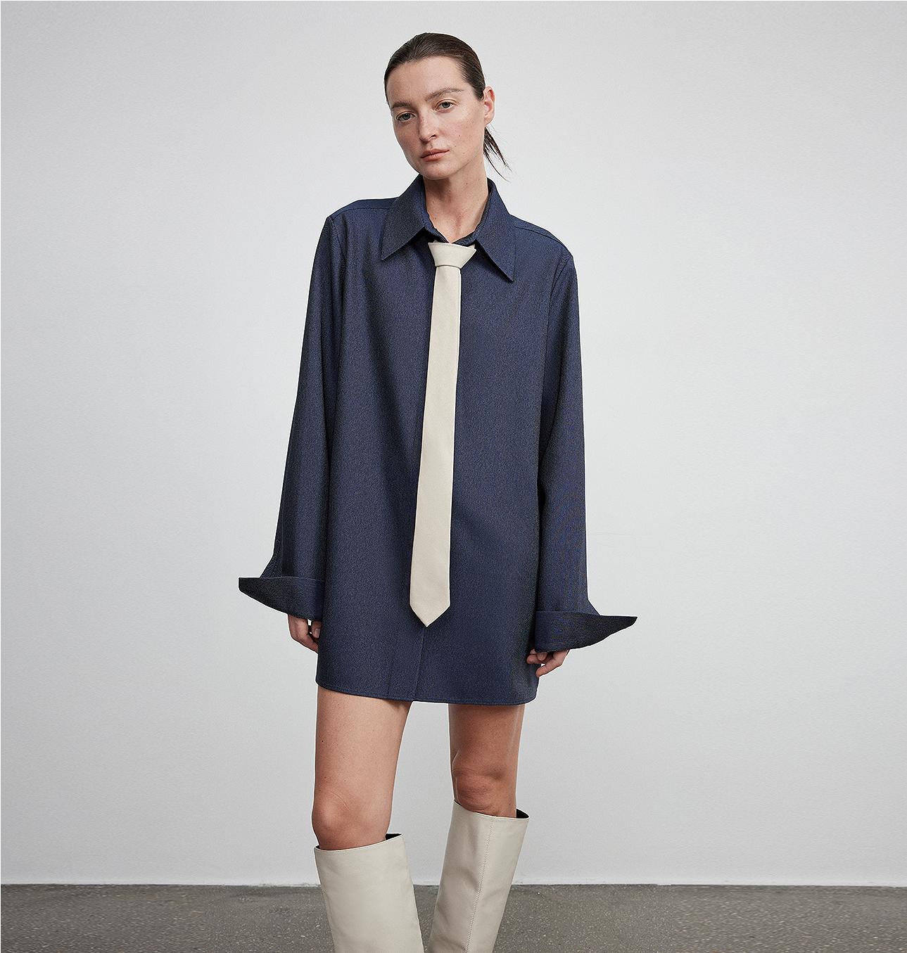 Langes Damen-Hemd mit drapeiertem Oberteil – ONE WEEK Serie mit Manschettenstickerei
