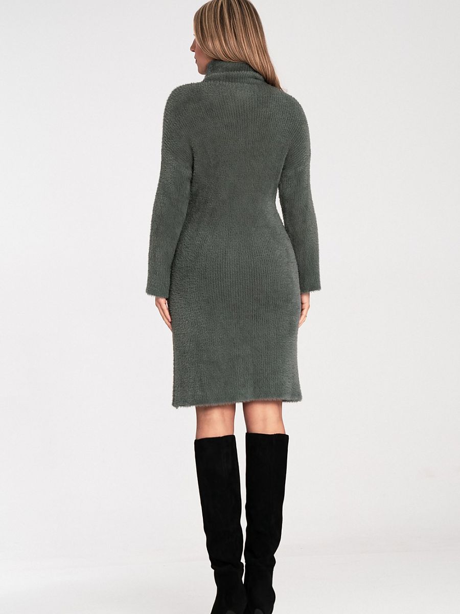 Flauschiges Kleid mit Glockenärmeln und Rollkragen von Figl