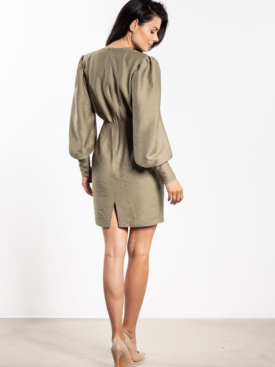 Mini-Cocktailkleid mit Puffarmärmeln und V-Ausschnitt von awama