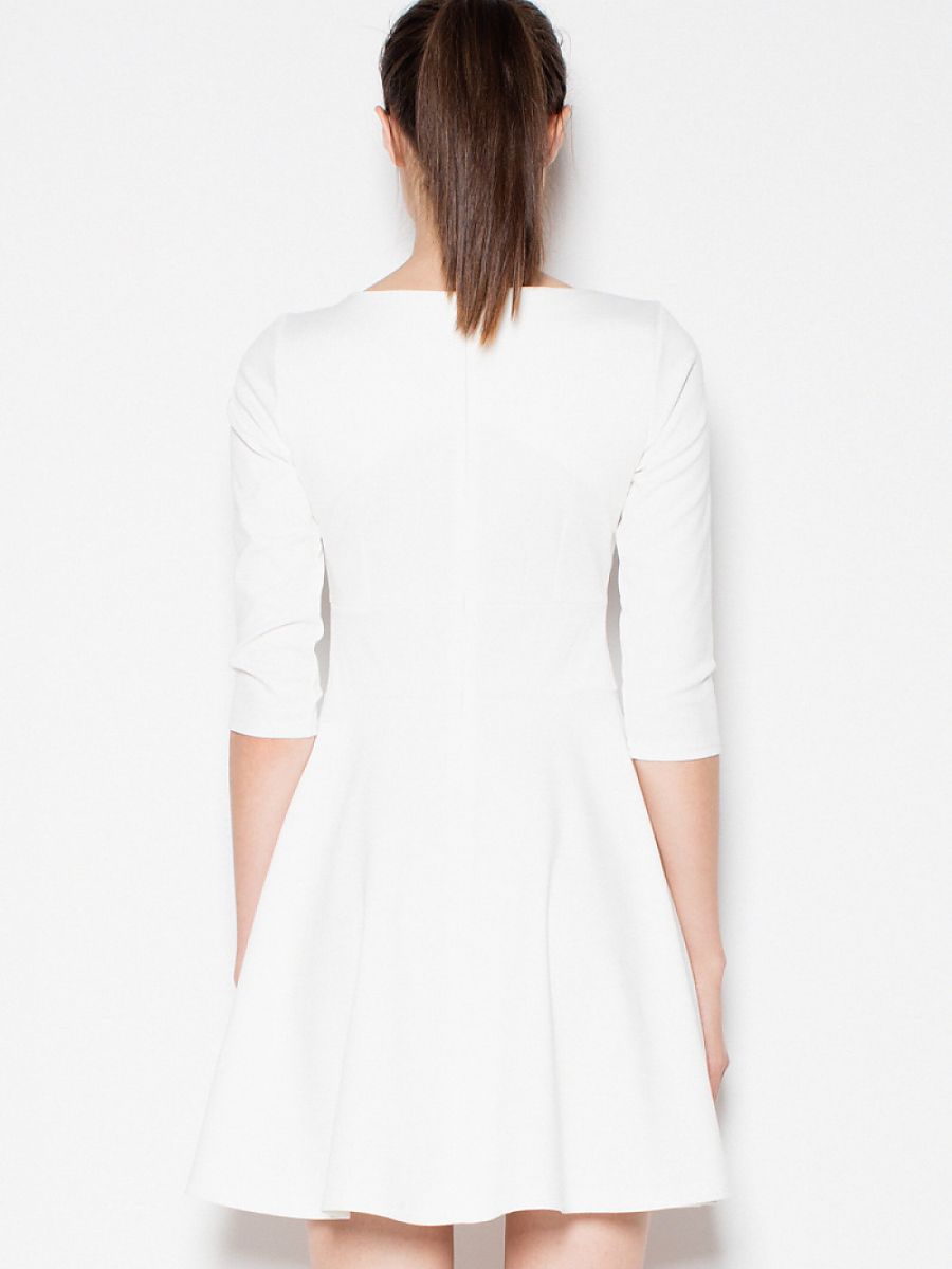 Ausgestelltes Kleid mit Ziernähten und abgesetzter Taille von Venaton