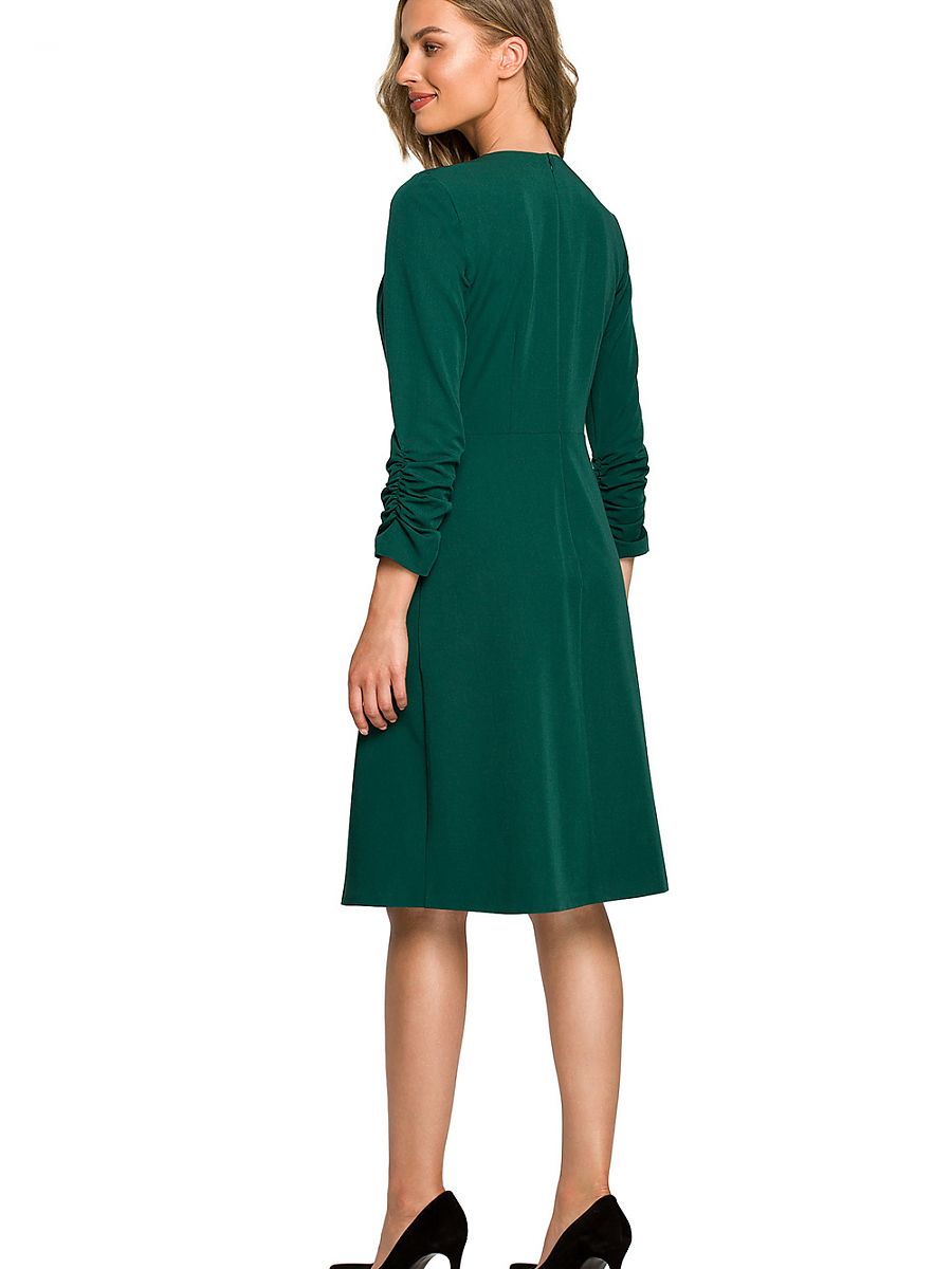 Elegantes Kleid mit Rüschenarmärmeln und ausgestelltem Saum von Stylove